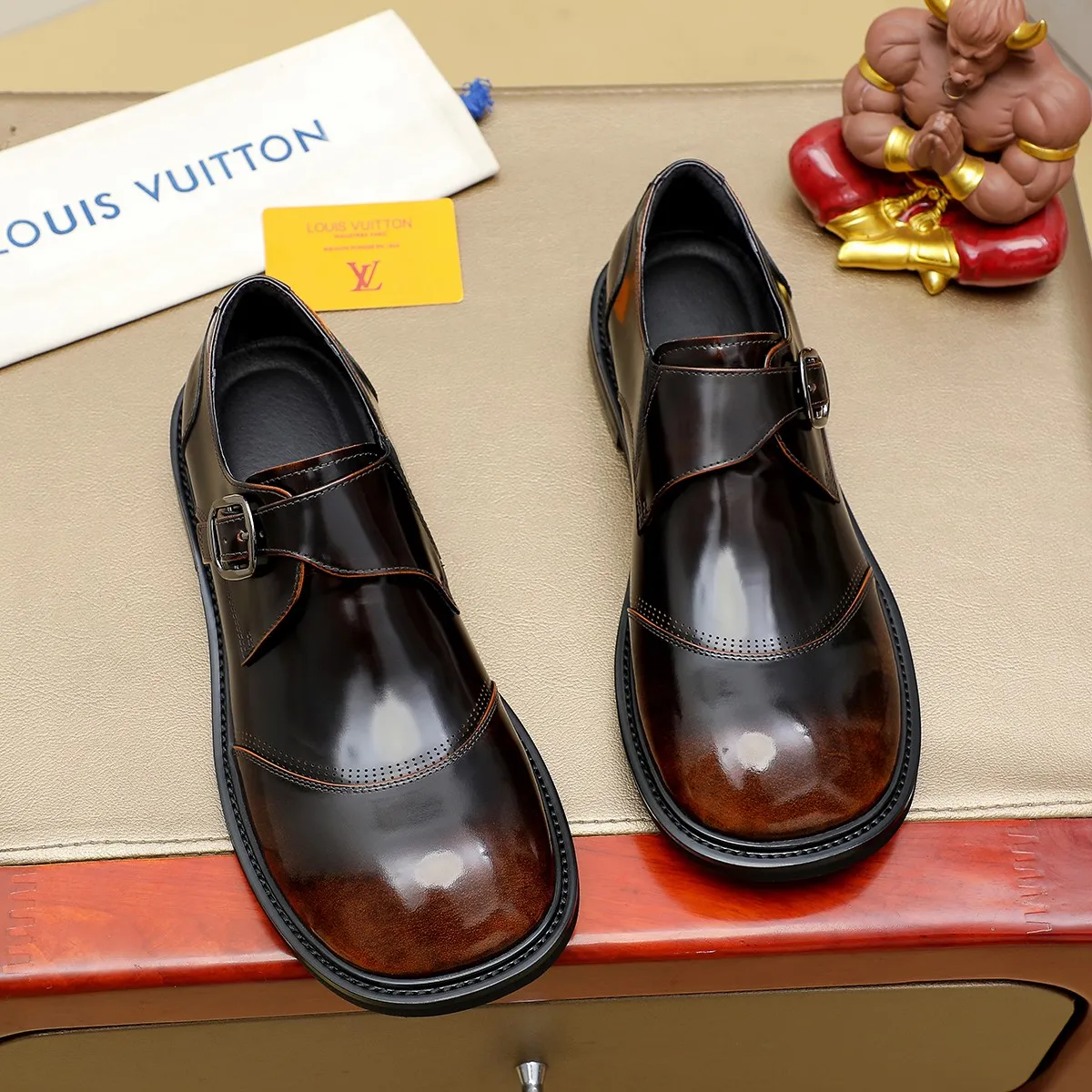 Men's shoes 💰620 💰 Louis Vuitton LV ® Autumn and Winter 🆕 models 🔛Full shoe counter First layer cowhide, 🐂leather lined casual shoes for men, super soft outsole, essential for driving. Counter synchronized original first layer cowhide completely 1:1 mold customization 🌹Top version, 2 colors available! Number: 38-45 (37.46. Customized)